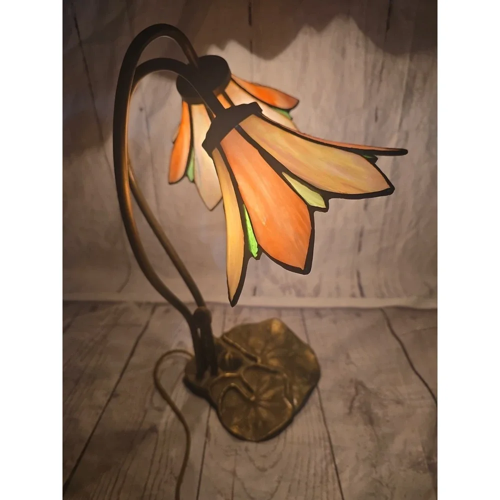 VTG. Tiffany Style Slag Glass  Flower Stained Glass Table Lamp Lily Pad Base